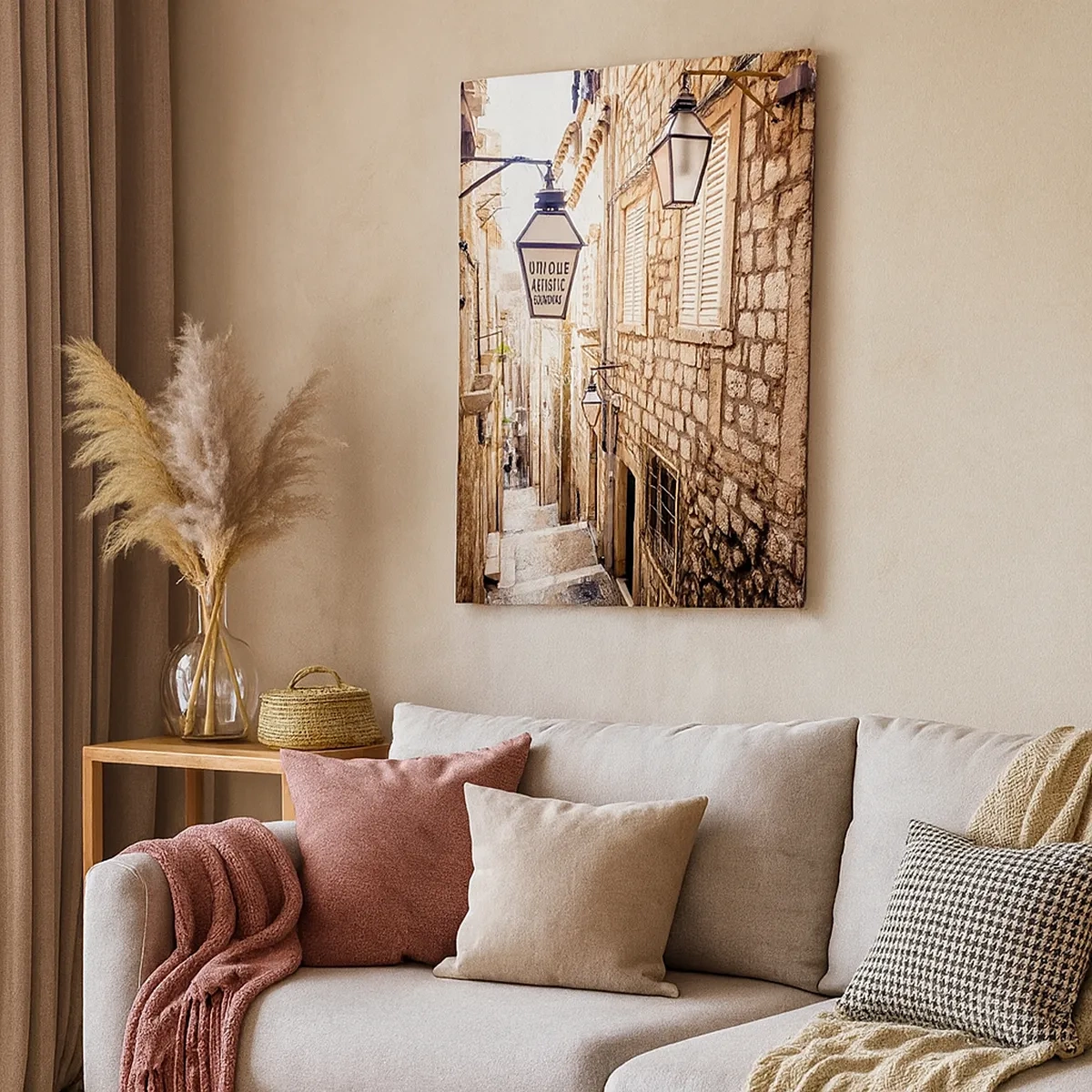 Obraz na płótnie - Wąska, kamienna uliczka z latarniami i szyldem w klimacie śródziemnomorskim - 50x70cm - Urokliwy zaułek - Nowoczesna dekoracja ścienna do salonu, kuchni i sypialni ARTTOR