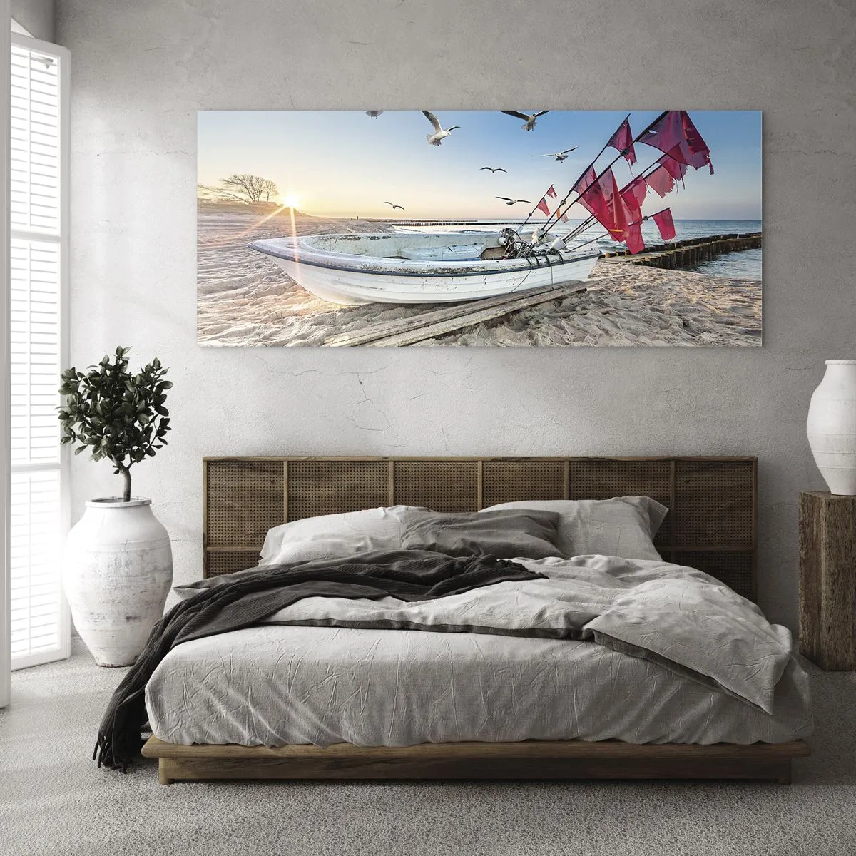 Obraz na szkle - Łódka na plaży o świcie z mewami i czerwonymi flagami - 120x50cm - Zasłużony odpoczynek - Nowoczesna dekoracja ścienna do salonu i sypialni ARTTOR