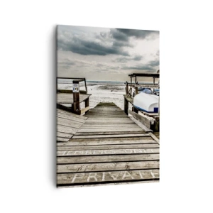 Obraz na płótnie - Drewniany pomost prowadzący na piaszczystą plażę pod zachmurzonym niebem - 50x70cm - Plaża północy - Nowoczesna dekoracja ścienna do salonu, kuchni i sypialni ARTTOR