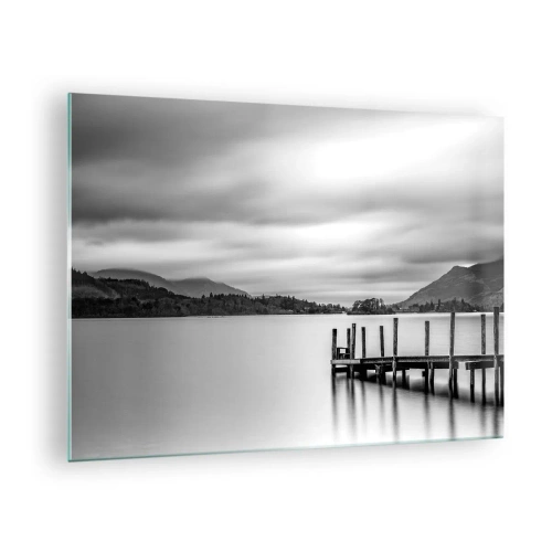 Obraz na szkle - Czarno-biały krajobraz z jeziorem i drewnianym pomostem - 70x50cm - Łagodność i siła - Nowoczesna dekoracja ścienna do salonu i sypialni ARTTOR