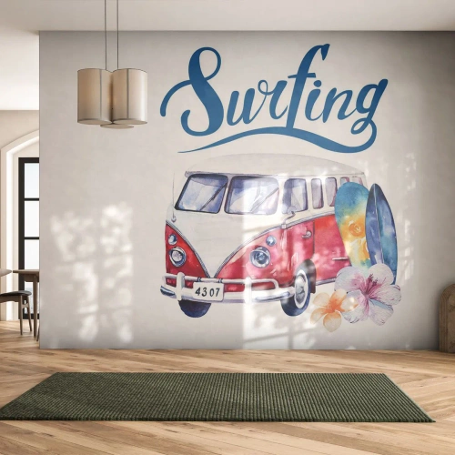 Fototapeta Premium Sand - Retro van surferski z deskami i kwiatami hibiskusa - 100x70cm - Ogórek - klasyk dla surfera - Nowoczesna dekoracja ścienna do salonu, kuchni i sypialni ARTTOR