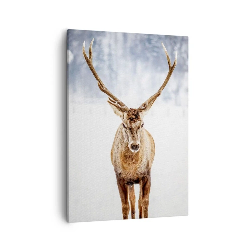 Obraz na płótnie - Dumny jeleń na tle zimowego krajobrazu z ośnieżonym lasem - 50x70cm - Prosto ze śnieżnej mgły - Nowoczesna dekoracja ścienna do salonu, kuchni i sypialni ARTTOR