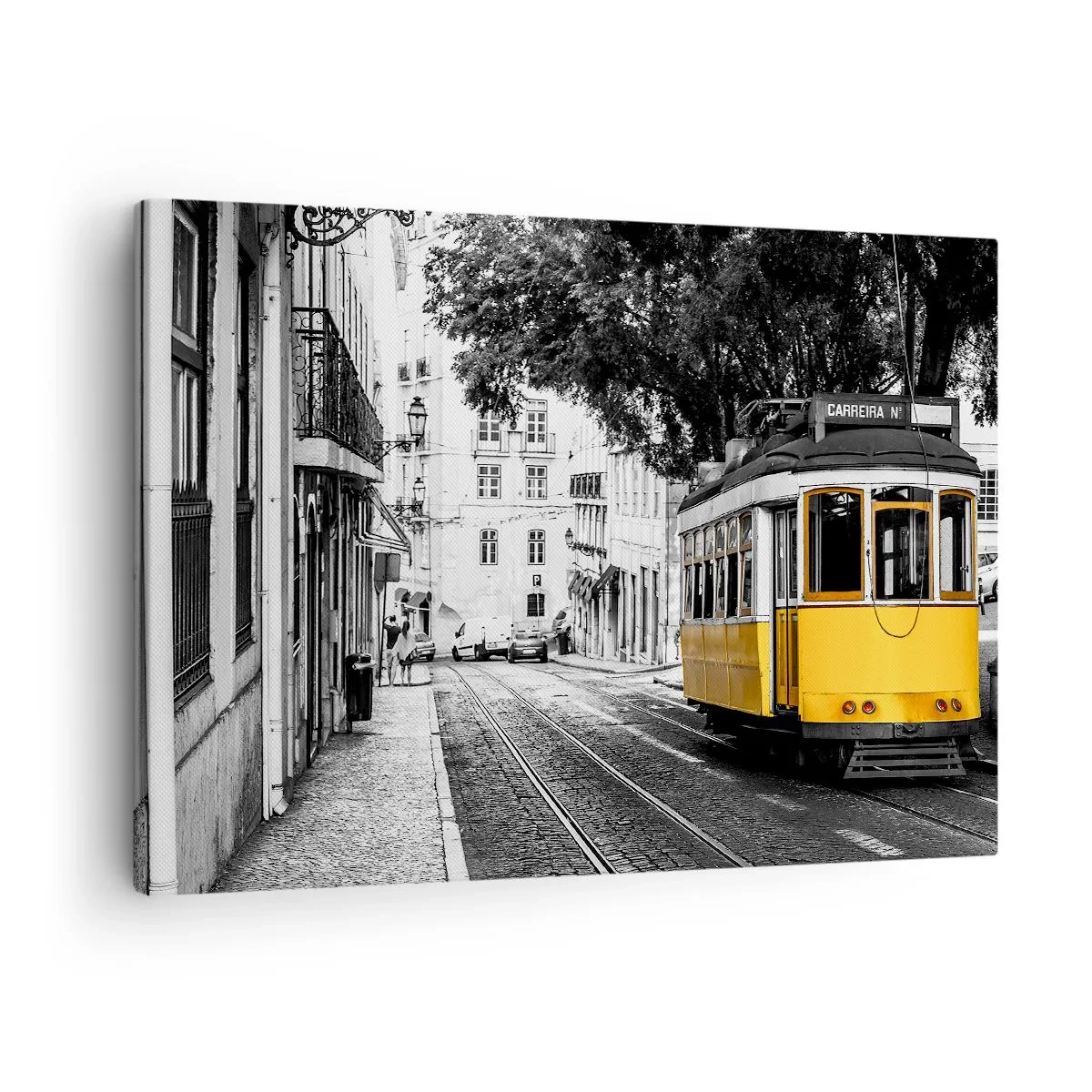 Obraz na płótnie - Żółty tramwaj na tle czarno-białej uliczki - 70x50cm - I fado w tle - Nowoczesna dekoracja ścienna do salonu i sypialni ARTTOR