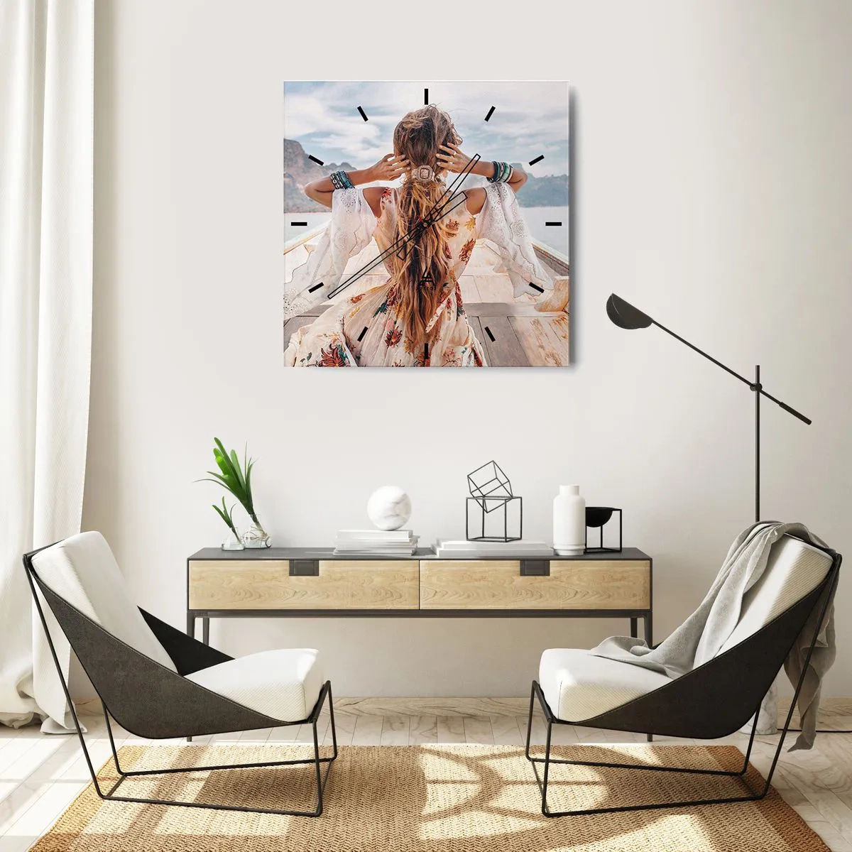Zegar ścienny - Kobieta na łodzi z widokiem na góry i wodę, w stylu boho - 30x30cm - W drodze ku szczęściu - Nowoczesna dekoracja ścienna do salonu i sypialni ARTTOR