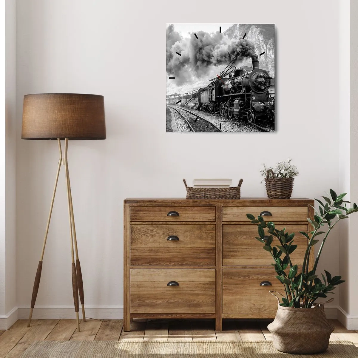 Zegar ścienny - Czarno-biała lokomotywa parowa na tle górskiego krajobrazu - 30x30cm - Stoi na stacji… - Nowoczesna dekoracja ścienna do salonu i sypialni ARTTOR