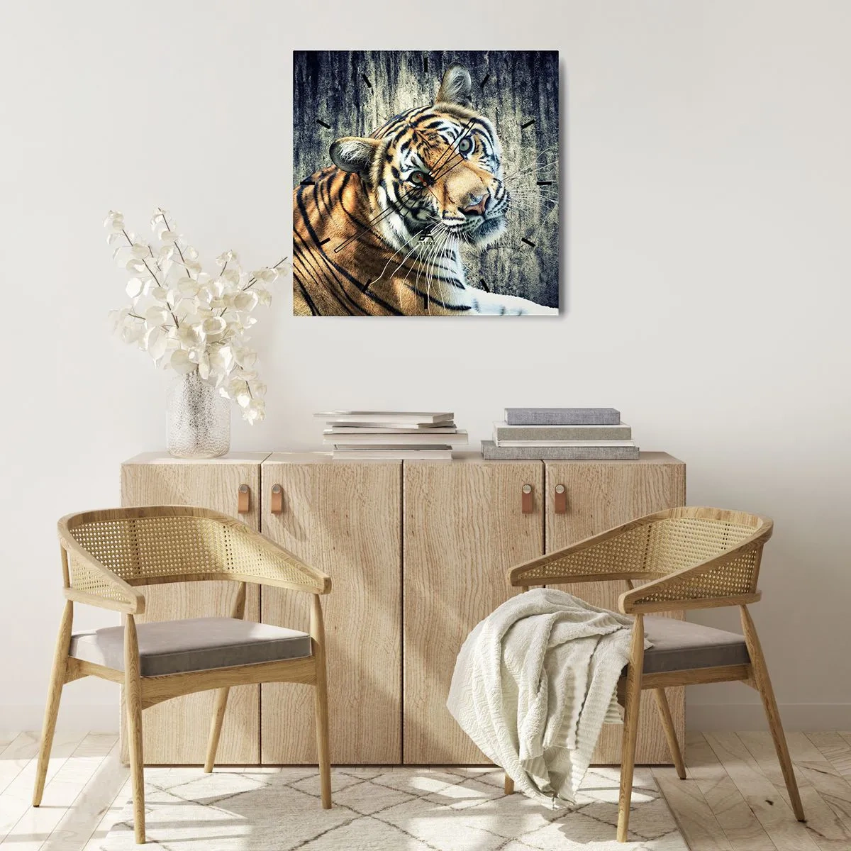 Zegar ścienny - Tygrys leżący na tle surowej tekstury ściany - 30x30cm - Portret w strugach światła - Nowoczesna dekoracja ścienna do salonu i sypialni ARTTOR