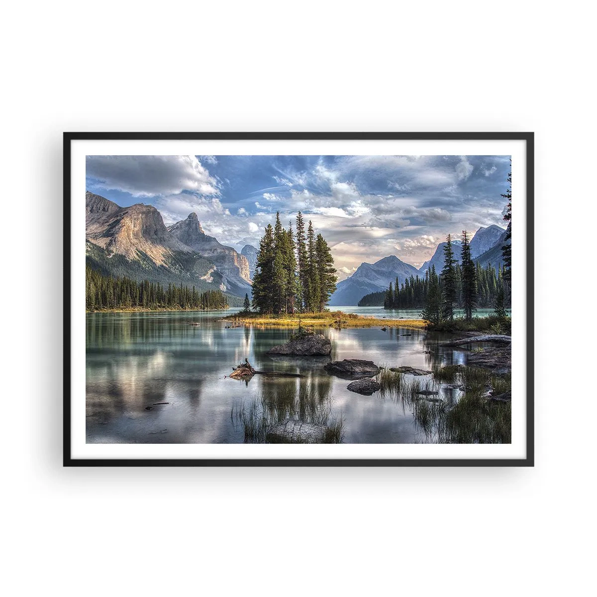 Plakat w czarnej ramie - Krajobraz górski z wyspą otoczoną spokojnym jeziorem - 100x70cm - Nad wodą wielką i czystą… - Nowoczesna dekoracja ścienna do salonu i sypialni ARTTOR