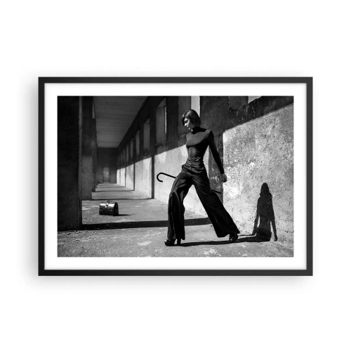 Plakat w czarnej ramie - Stylowa kobieta w industrialnym otoczeniu - 70x50cm - Miejska elegancja - Nowoczesna dekoracja ścienna do salonu i sypialni ARTTOR