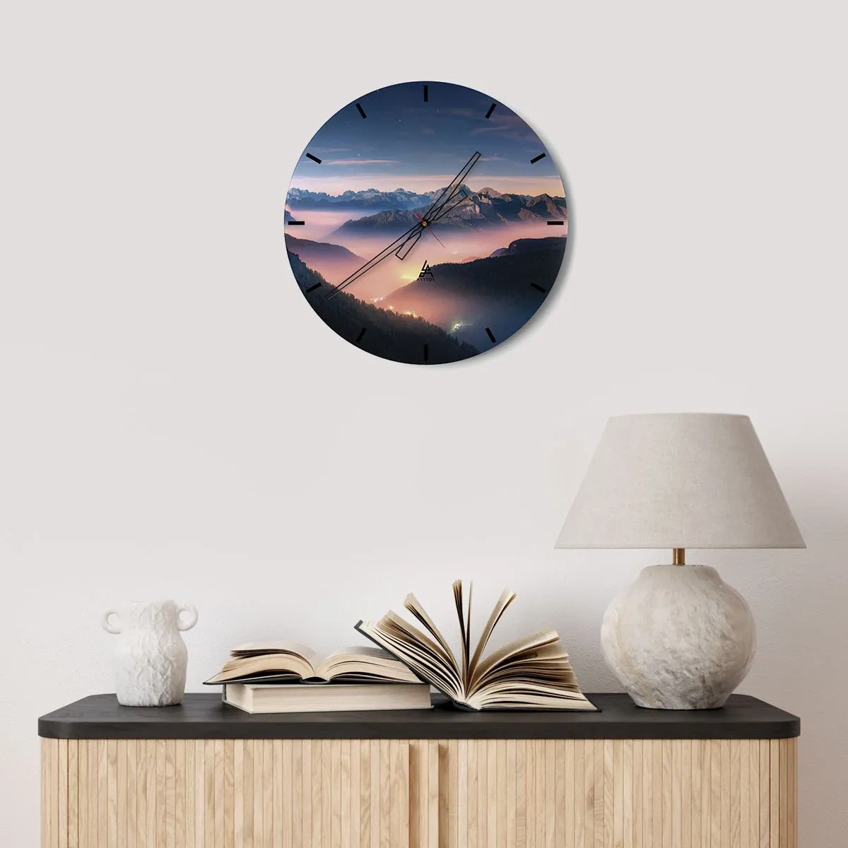 Zegar ścienny - Zachód słońca nad górami z doliną spowitą mgłą i światłami - 30x30cm - Światło w dolinach - Nowoczesna dekoracja ścienna do salonu, kuchni i sypialni ARTTOR