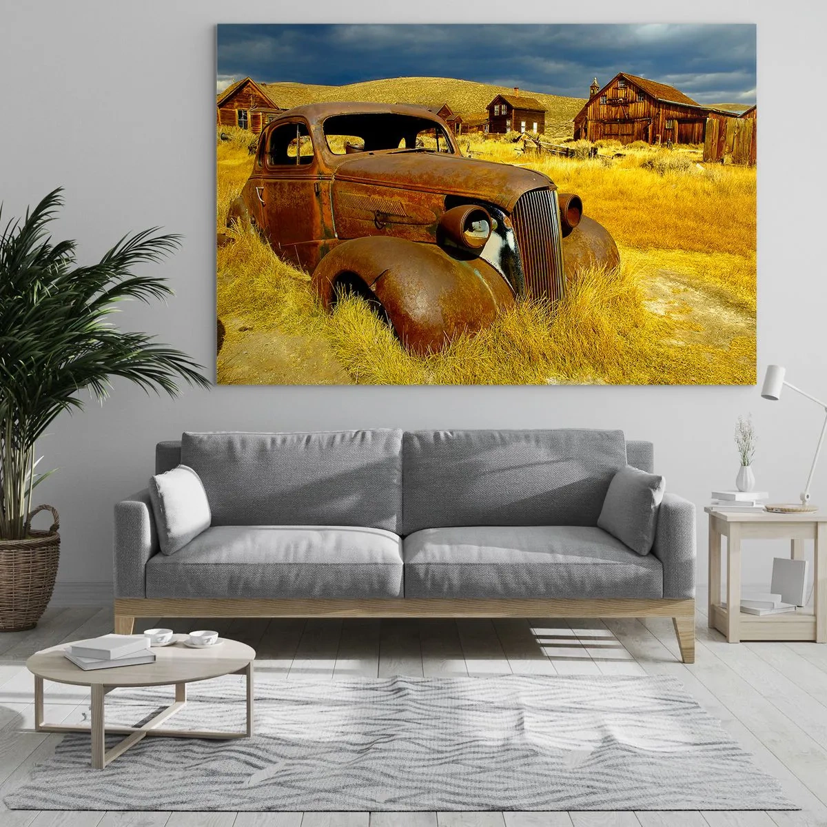 Obraz na szkle - Zabytkowy samochód na tle opustoszałej wioski - 70x50cm - Zasłużony odpoczynek - Nowoczesna dekoracja ścienna do salonu i sypialni ARTTOR