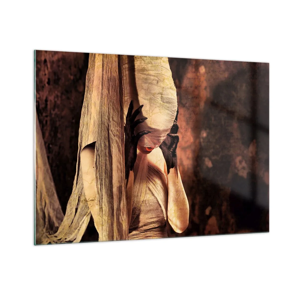 Obraz na szkle - Tajemnicza kobieta w otoczeniu złocistych tkanin - 100x70cm - Między dobrem a złem - Nowoczesna dekoracja ścienna do salonu, kuchni i sypialni ARTTOR