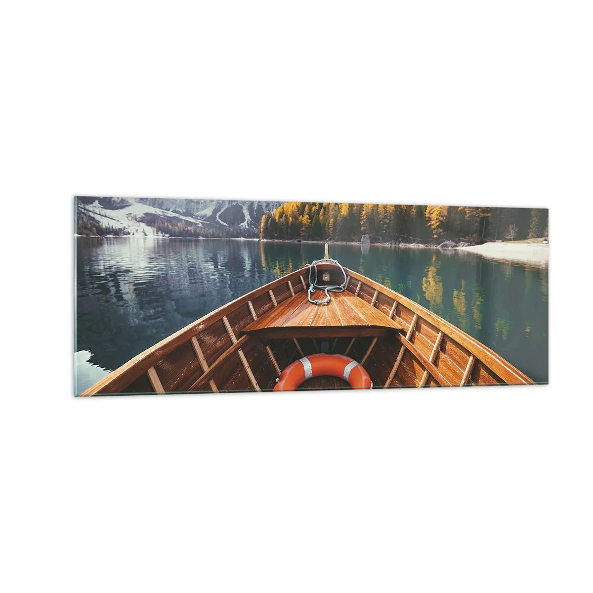 Obraz na szkle - Drewniana łódź na górskim jeziorze otoczonym lasem - 140x50cm - Górska wycieczka - Nowoczesna dekoracja ścienna do salonu i sypialni ARTTOR