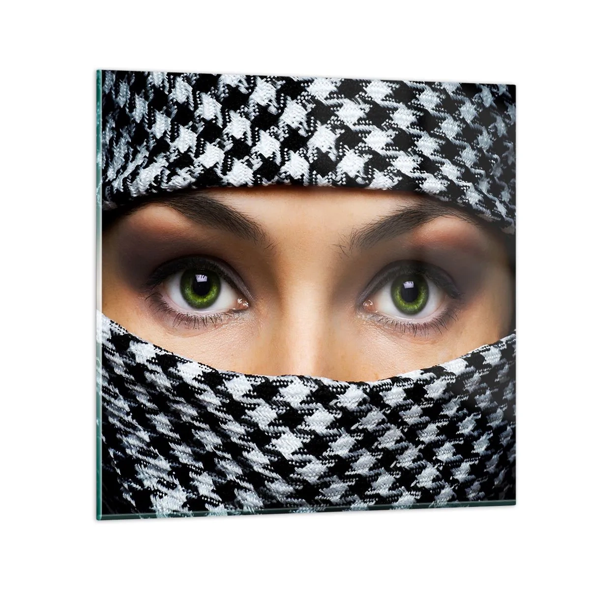 Obraz na szkle - Portret zakwefionej zielonookiej piękności - 40x40 cm