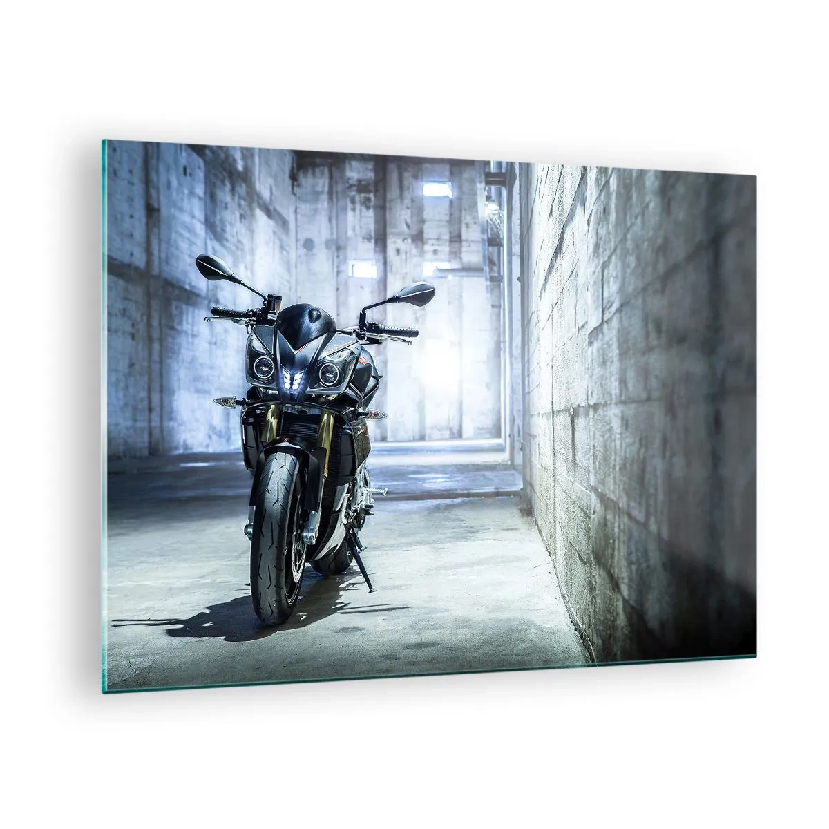 Obraz na szkle - Motocykl w industrialnym wnętrzu z betonowymi ścianami - 70x50cm - Zanim zawyje silnik - Nowoczesna dekoracja ścienna do salonu i sypialni ARTTOR