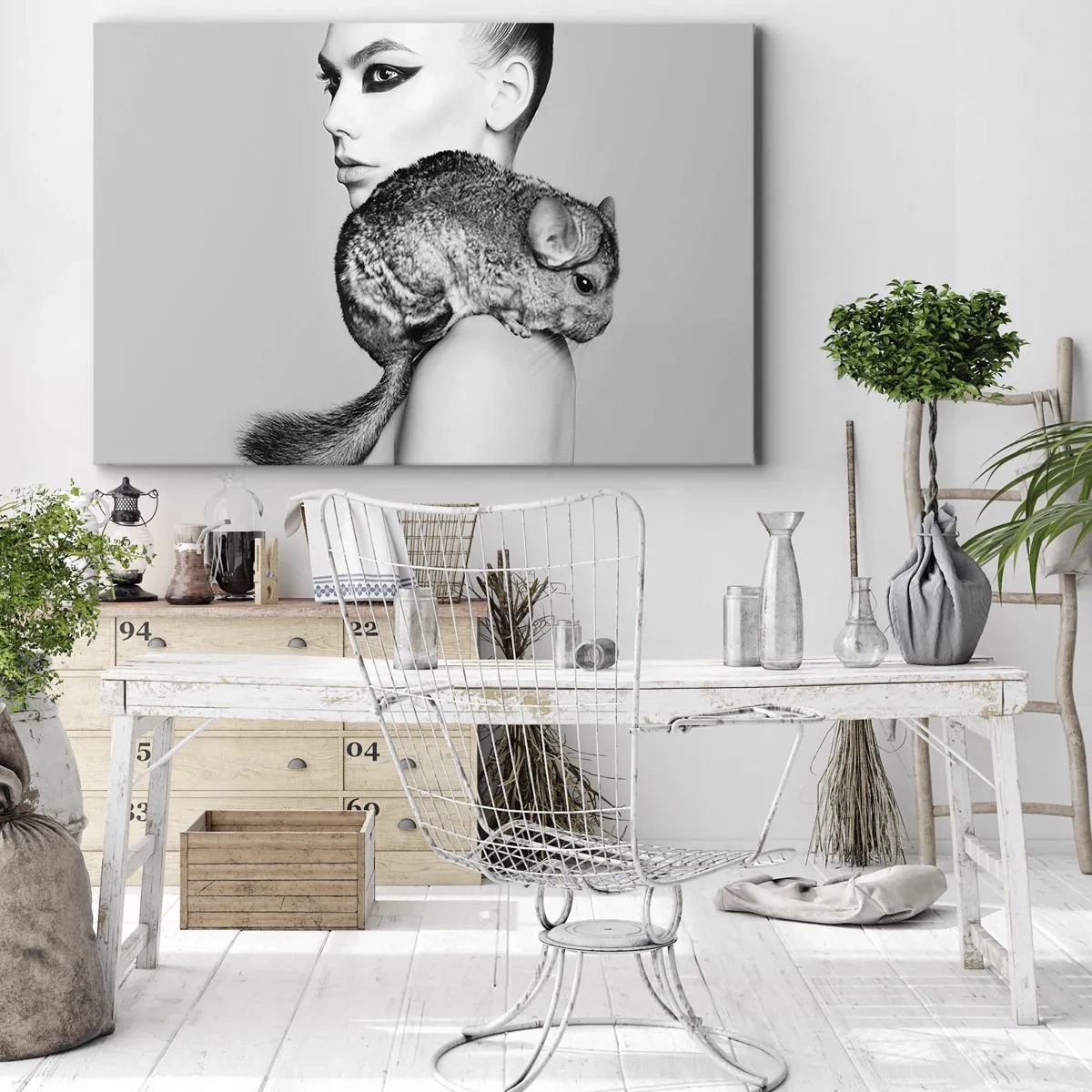 Obraz na płótnie - Stylizowana kobieta z szynszylą w eleganckiej czarno-białej kompozycji - 70x50cm - Dama z szynszylą - Nowoczesna dekoracja ścienna do salonu i sypialni ARTTOR