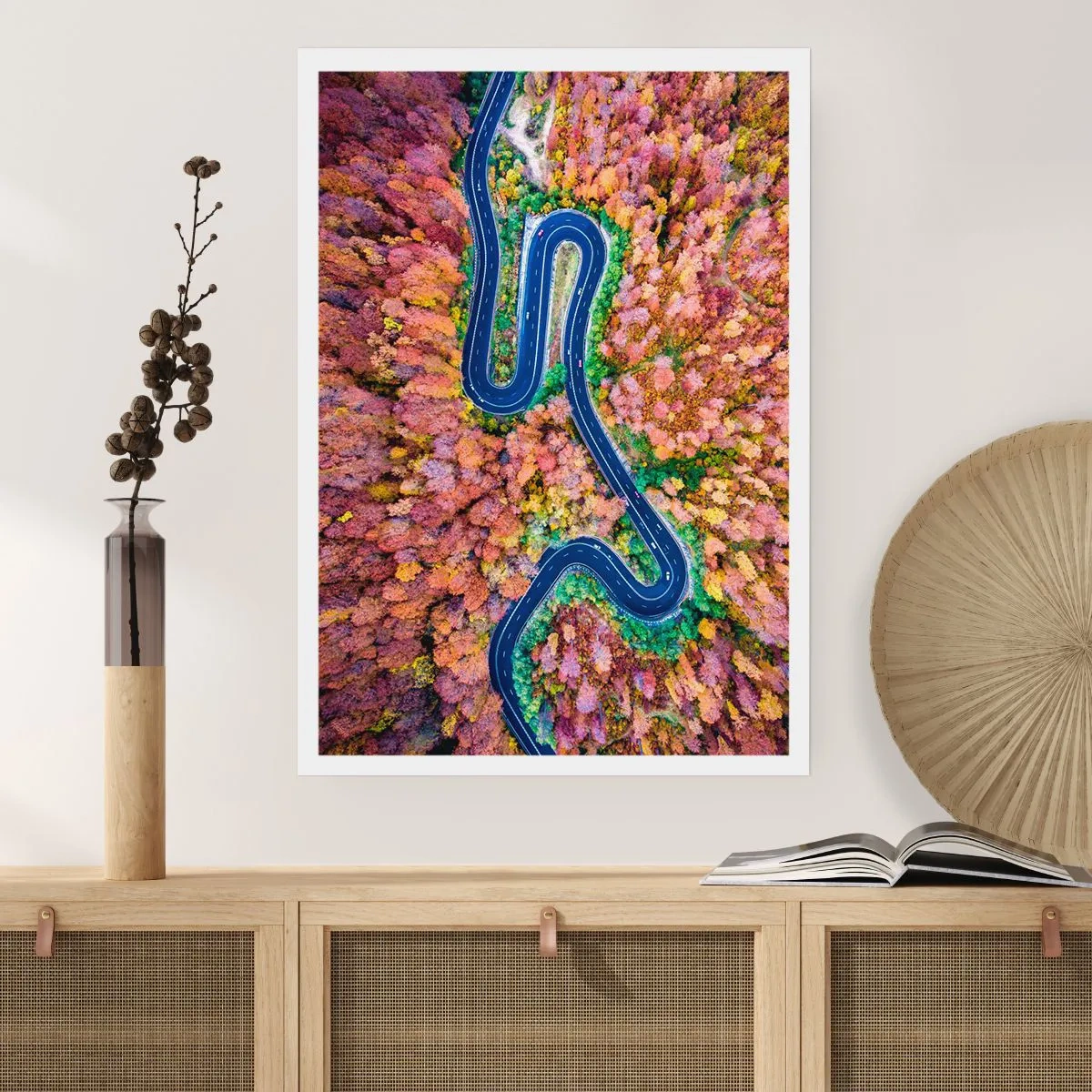 Plakat - Kręta droga w jesiennym lesie widziana z lotu ptaka - 50x70cm - Krętą drogą poprzez las - Nowoczesna dekoracja ścienna do salonu, kuchni i sypialni ARTTOR