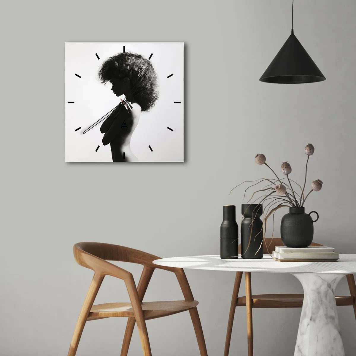 Zegar ścienny - Subtelna sylwetka kobiety w czarno-białych odcieniach na jasnym tle - 30x30cm - Jak kwiat na smukłej łodydze - Nowoczesna dekoracja ścienna do salonu i sypialni ARTTOR