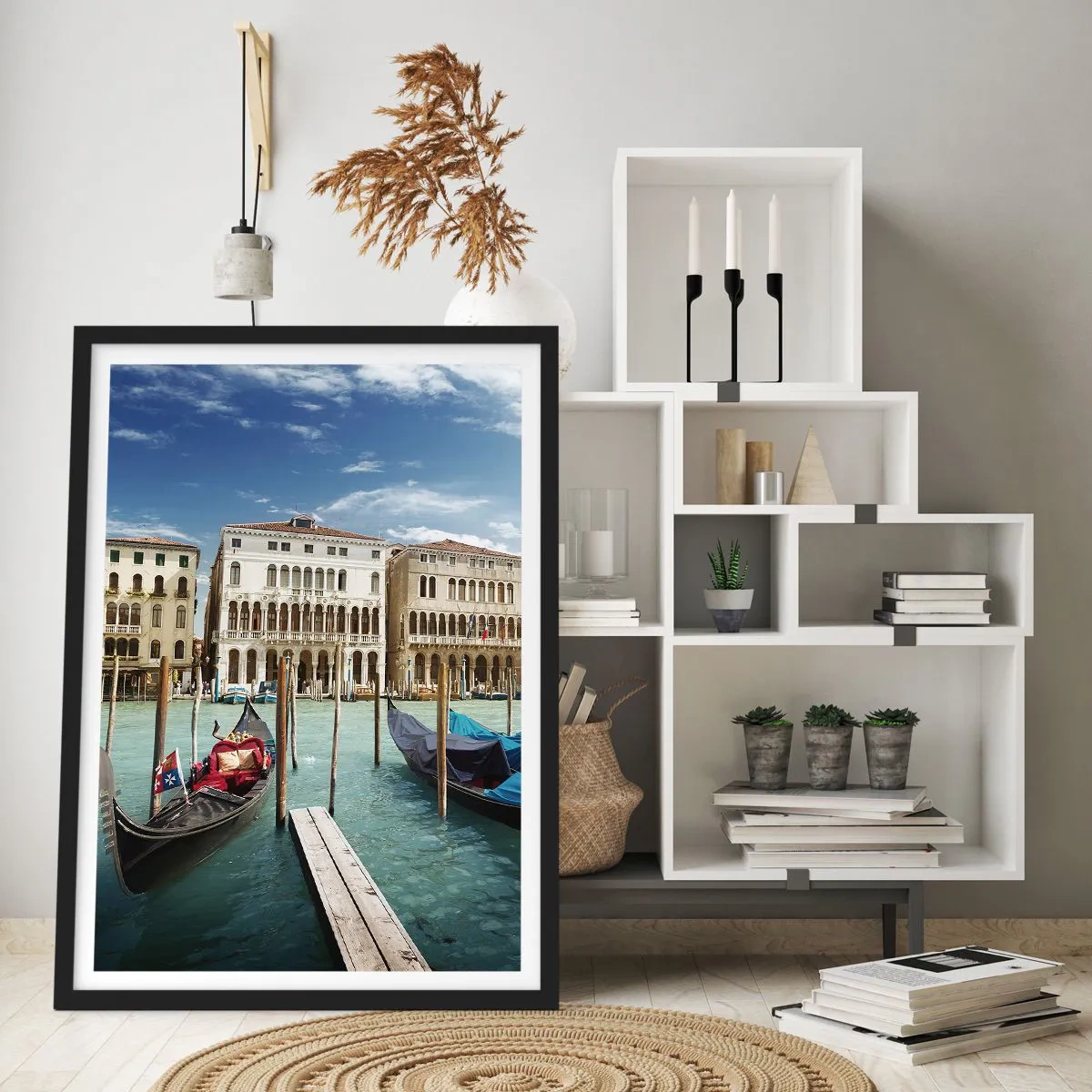 Plakat w czarnej ramie - Gondole na wodzie z historycznymi budynkami w tle w Wenecji - 50x70cm - Pałace w błękicie - Nowoczesna dekoracja ścienna do salonu i sypialni ARTTOR