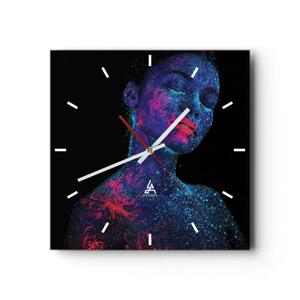 Zegar ścienny - Portret kobiety w neonowych kolorach na czarnym tle - 30x30cm - W gwiezdnym pyle - Nowoczesna dekoracja ścienna do salonu i sypialni ARTTOR