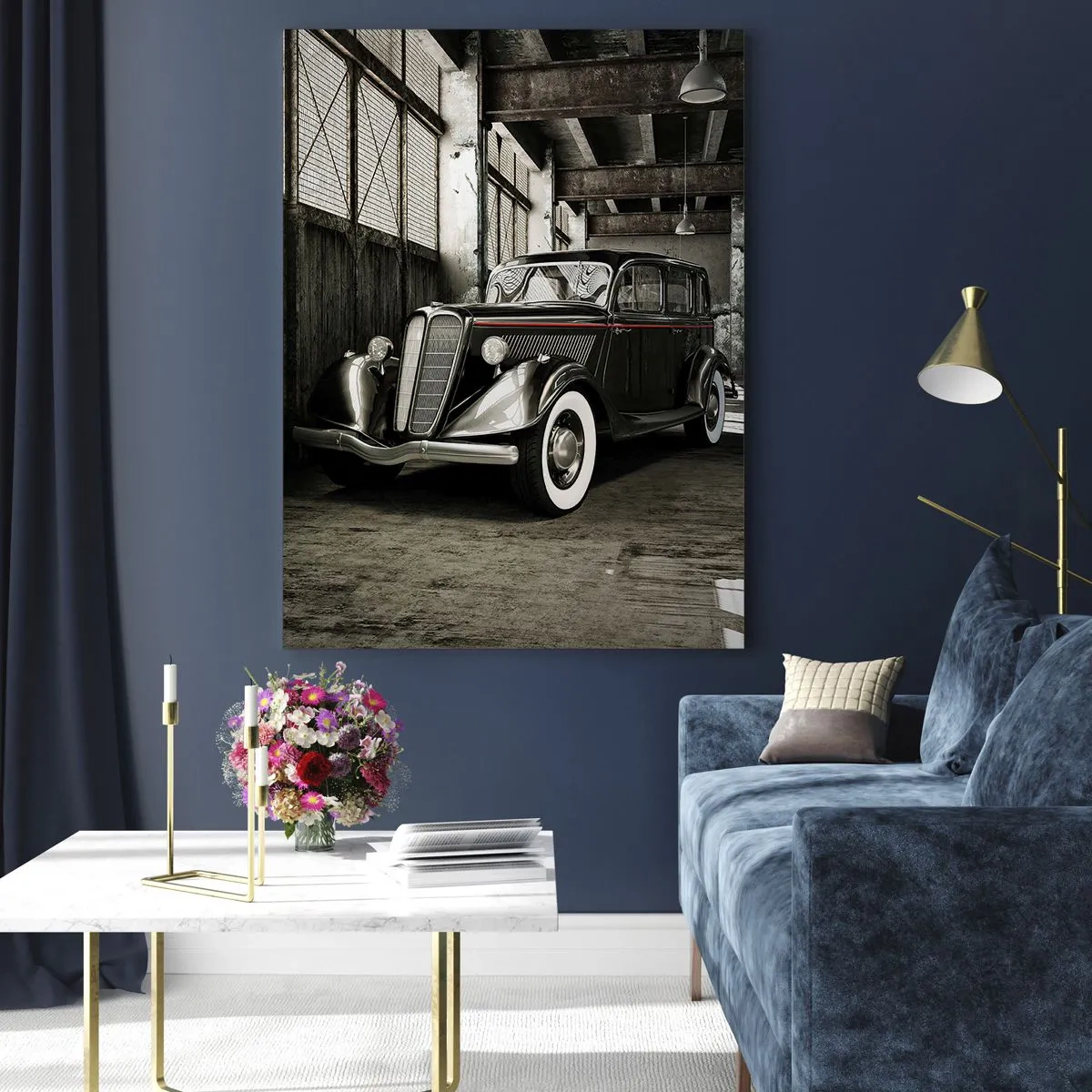 Obraz na szkle - Stylowy retro samochód w surowym magazynie - 80x120cm - Nieprzemijająca elegancja lat 30. - Nowoczesna dekoracja ścienna do salonu i sypialni ARTTOR