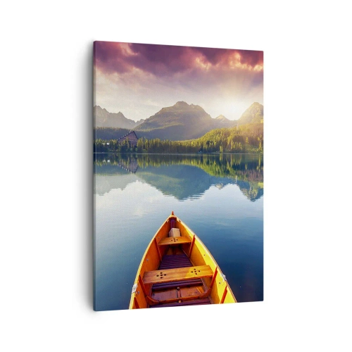 Obraz na płótnie - Drewniana łódka na jeziorze z widokiem na góry o wschodzie słońca - 50x70cm - Nic przeciw naturze - Nowoczesna dekoracja ścienna do salonu, kuchni i sypialni ARTTOR