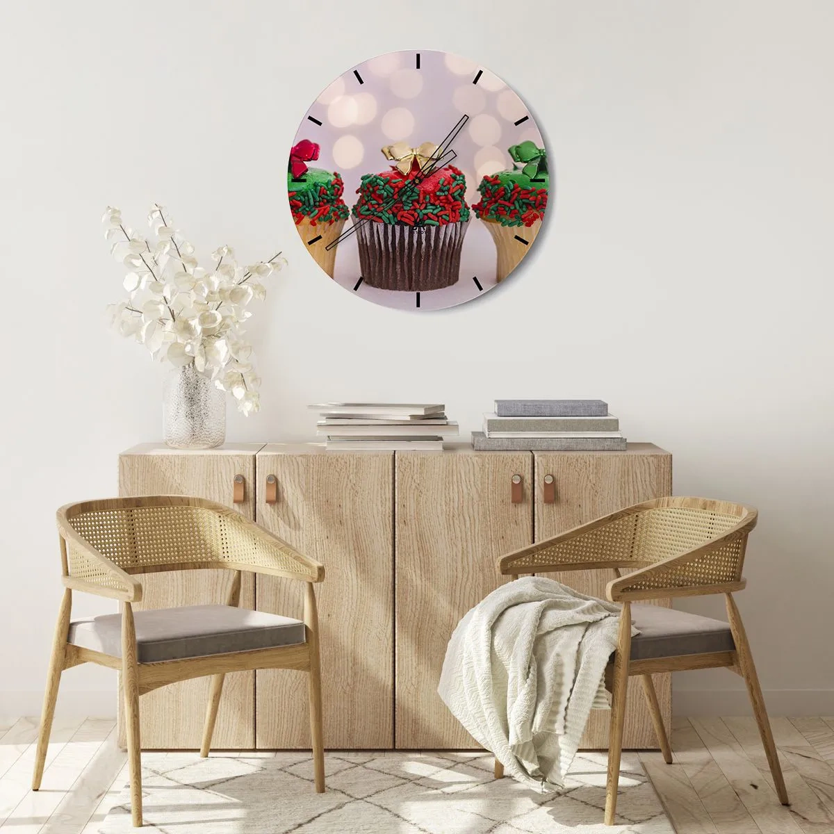 Zegar ścienny - Świąteczne babeczki z kolorową posypką i kokardkami - 30x30cm - Słodyczy po kokardę - Nowoczesna dekoracja ścienna do salonu, kuchni i sypialni ARTTOR
