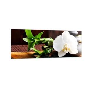 Obraz na szkle - Biała orchidea z bambusem na tle kamieni w stylu Zen - 140x50cm - Poddaj się dotykowi natury - Nowoczesna dekoracja ścienna do salonu i sypialni ARTTOR
