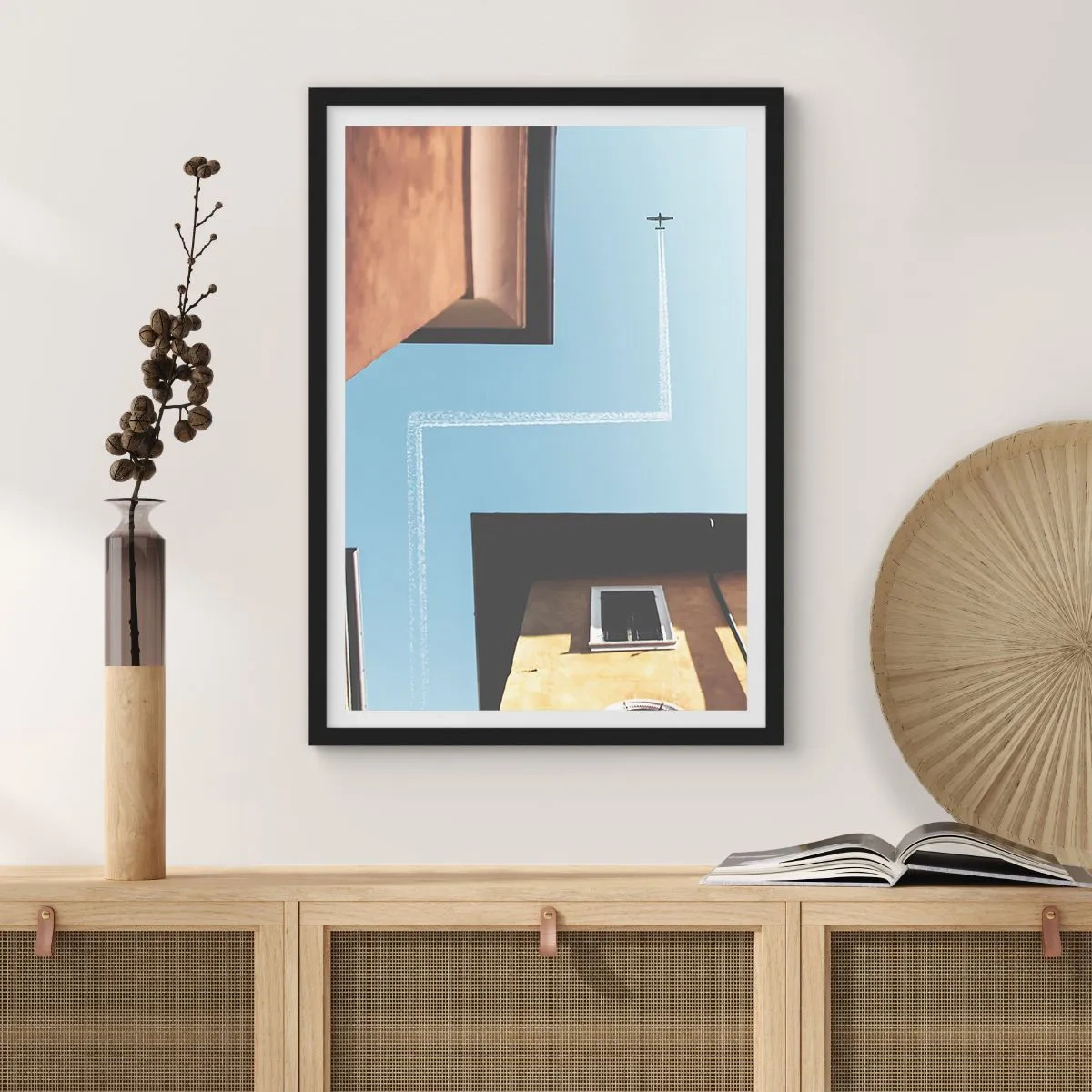 Plakat w czarnej ramie - Perspektywa budynków z samolotem i nietypową trasą na niebie - 50x70cm - Ponad miejskim labiryntem - Nowoczesna dekoracja ścienna do salonu i sypialni ARTTOR