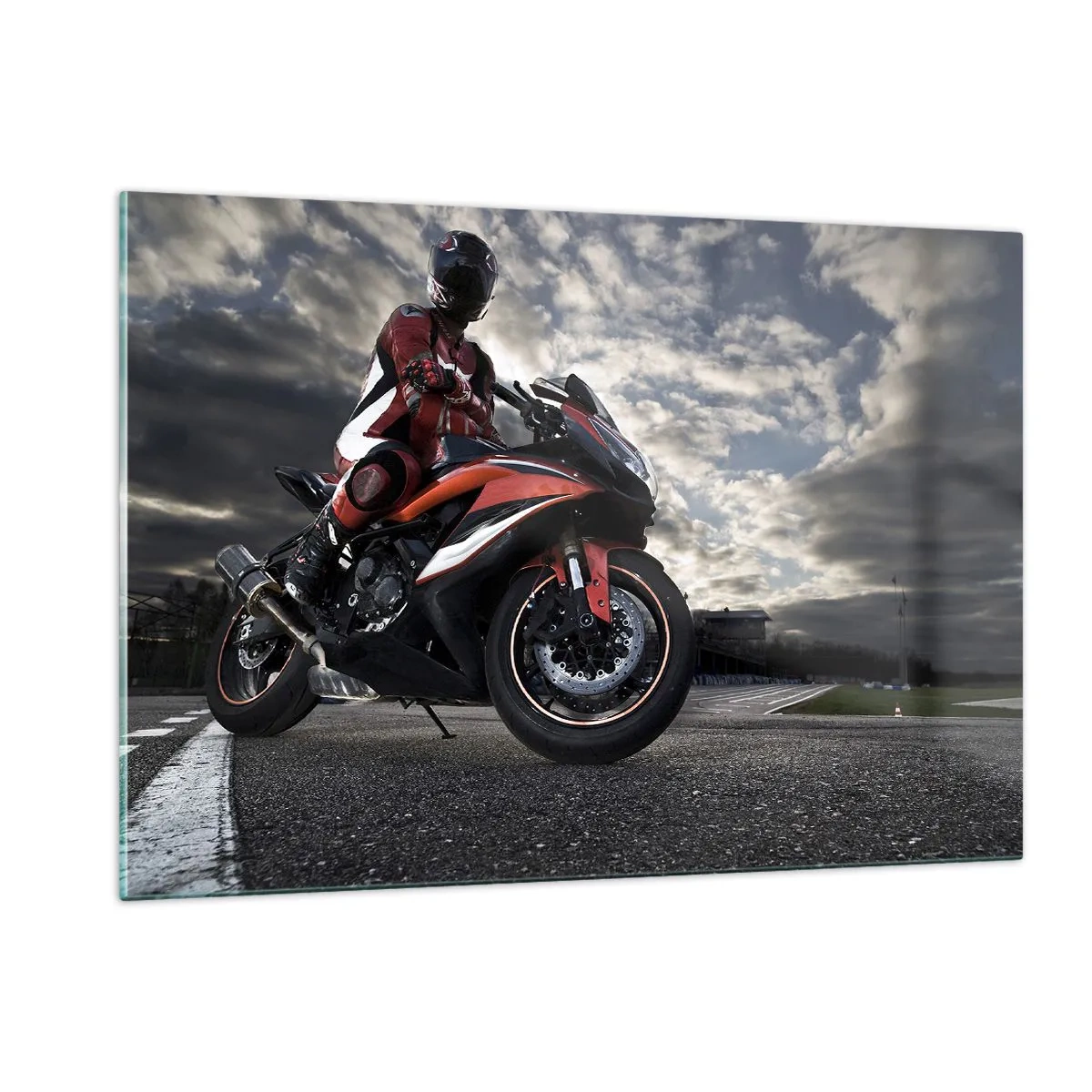 Obraz na szkle - Motocyklista na torze wyścigowym pod burzowym niebem - 120x80cm - Mroczny jeździec - Nowoczesna dekoracja ścienna do salonu, kuchni i sypialni ARTTOR