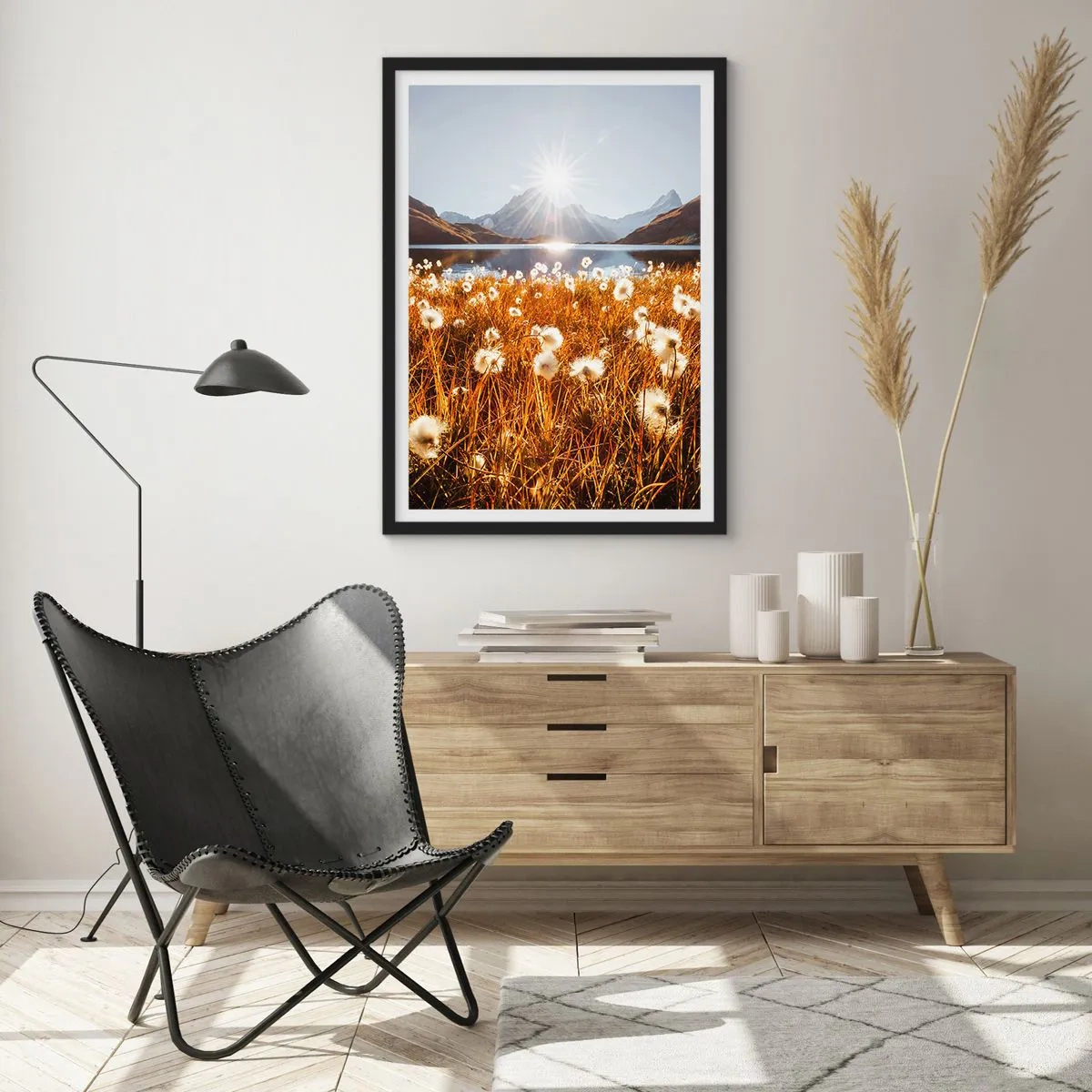 Plakat w czarnej ramie - Łąka z białymi kwiatami na tle jeziora i gór o zachodzie słońca - 50x70cm - Twardość skał, miękkość traw - Nowoczesna dekoracja ścienna do salonu i sypialni ARTTOR