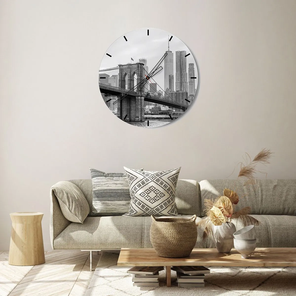 Zegar ścienny - Brookliński most na tle panoramy miasta w czerni i bieli - 30x30cm - Nowojorskie klimaty - Nowoczesna dekoracja ścienna do salonu, kuchni i sypialni ARTTOR