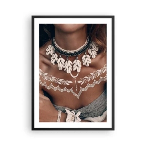 Plakat w czarnej ramie - Portret kobiety z muszlowym naszyjnikiem i białym tatuażem - 50x70cm - Talizmany, rytuały kobiecości - Nowoczesna dekoracja ścienna do salonu i sypialni ARTTOR