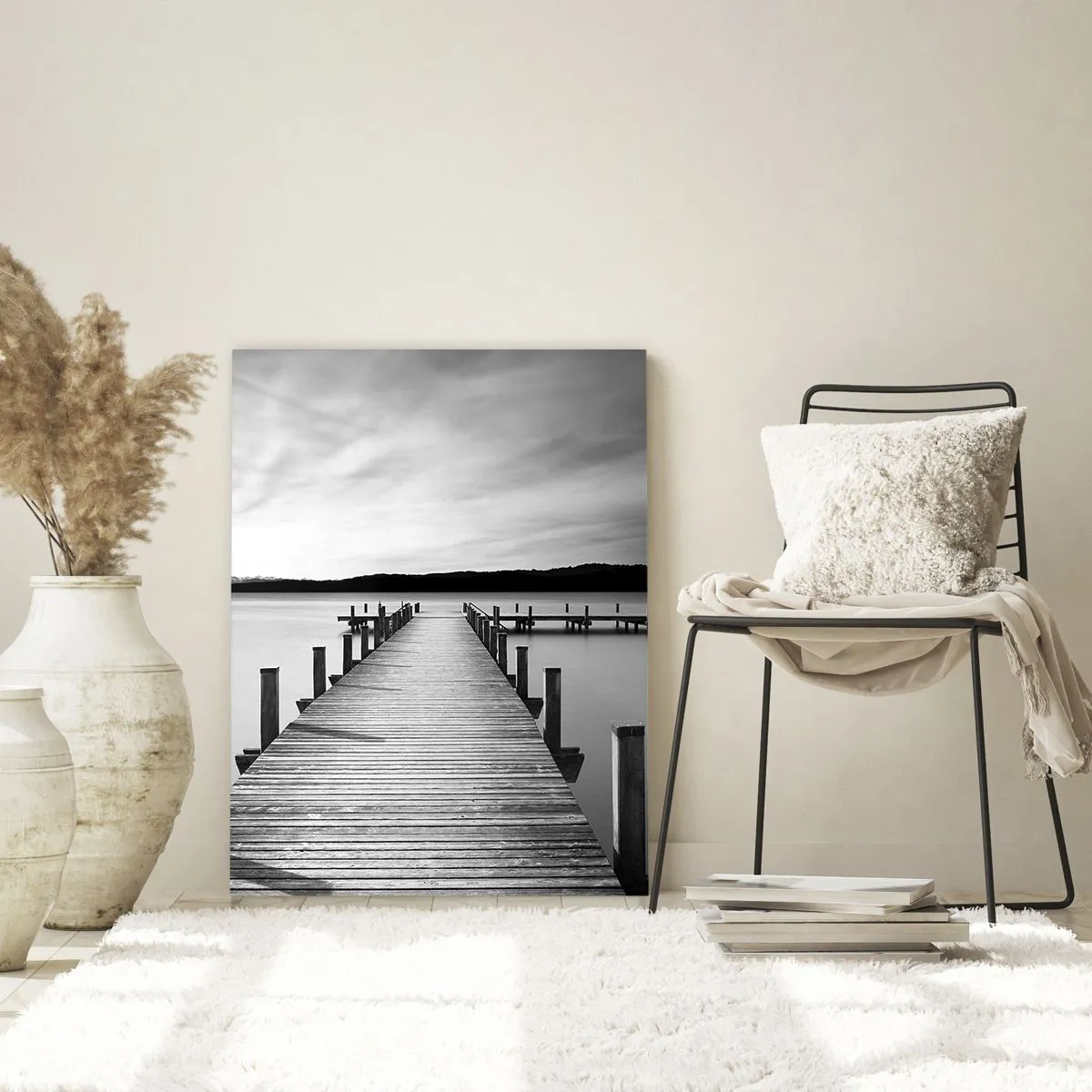 Obraz na szkle - Drewniany pomost prowadzący w dal po spokojnym jeziorze - 50x70cm - U wodopoju – spokoju - Nowoczesna dekoracja ścienna do salonu, kuchni i sypialni ARTTOR