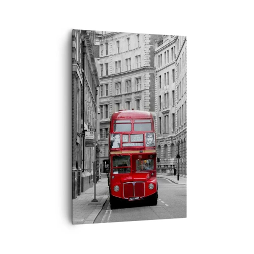 Obraz na płótnie - Czerwony autobus na tle czarno-białych budynków miejskich - 80x120cm - Codzienność nie musi być szara - Nowoczesna dekoracja ścienna do salonu i sypialni ARTTOR