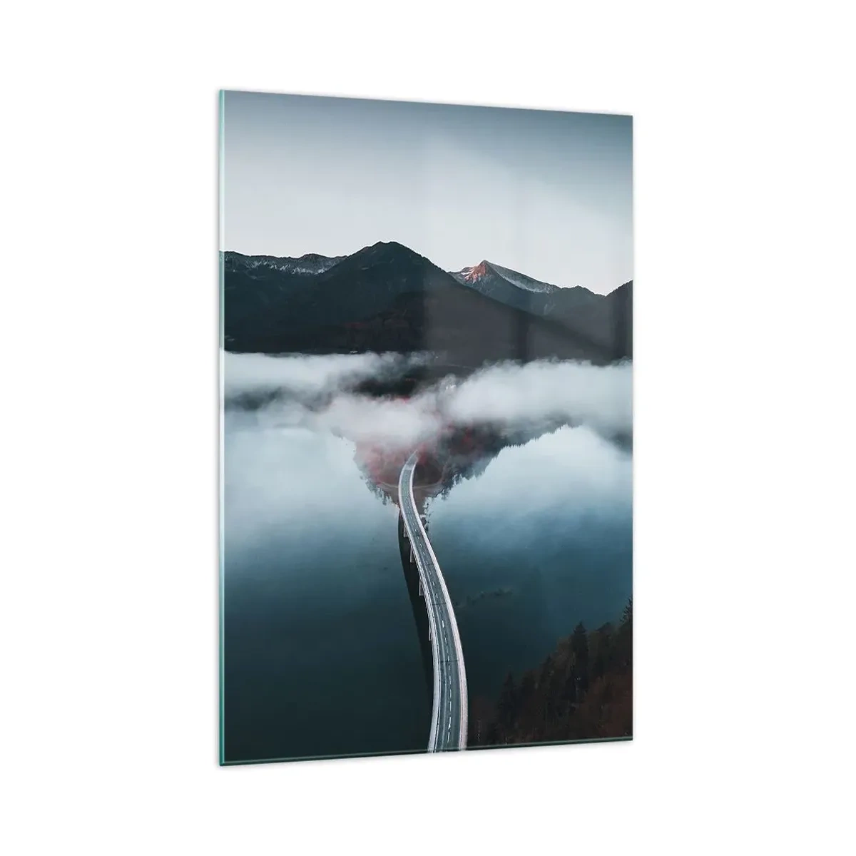 Obraz na szkle - Most nad spokojnym jeziorem otoczonym górami i mgłą - 70x100cm - Nad wodą gładką jak lustro - Nowoczesna dekoracja ścienna do salonu i sypialni ARTTOR