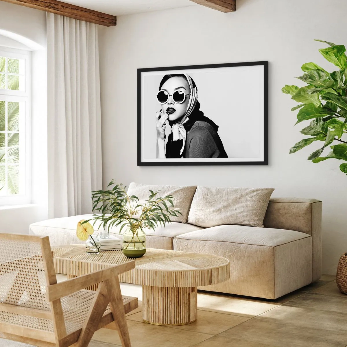 Plakat w czarnej ramie - Czarno-biały portret kobiety w okularach i chuście - 70x50cm - Pozdrowienia z lat 60. - Nowoczesna dekoracja ścienna do salonu i sypialni ARTTOR
