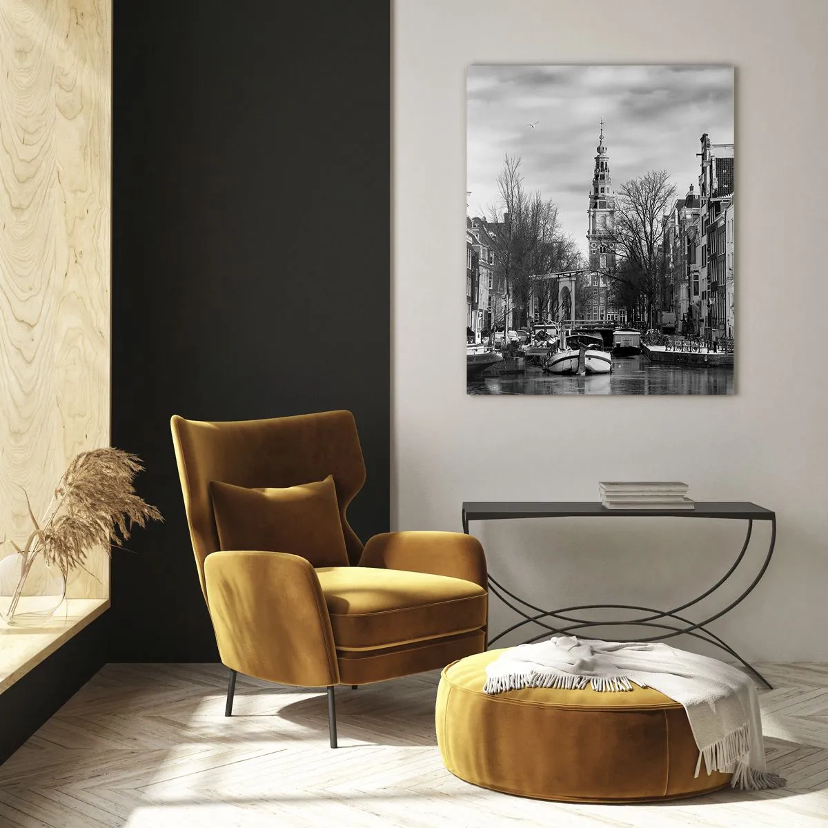 Obraz na szkle - Czarno-biała panorama Amsterdamu z kanałem i zabytkowymi budynkami - 70x100cm - Amsterdamskie klimaty - Nowoczesna dekoracja ścienna do salonu i sypialni ARTTOR