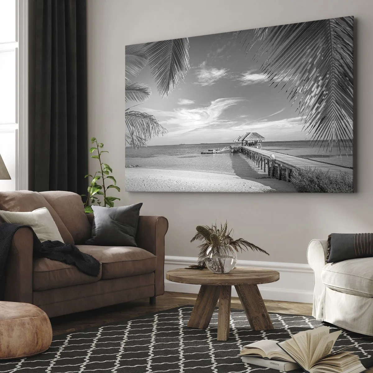 Obraz na płótnie - Czarno-biała plaża z molo i palmami na tropikalnym wybrzeżu - 70x50cm - Wspomnienie czy marzenie? - Nowoczesna dekoracja ścienna do salonu i sypialni ARTTOR