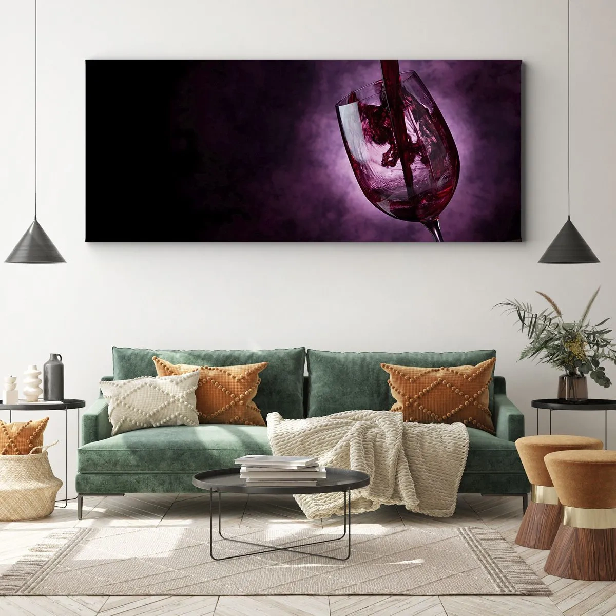 Obraz na płótnie - Czerwone wino wlewane do kieliszka na tle fioletowego dymu - 140x50cm - Szkarłat? Karmin? Nie, rubin. - Nowoczesna dekoracja ścienna do salonu i sypialni ARTTOR