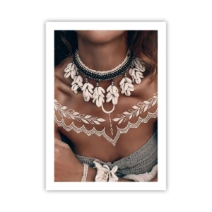 Plakat - Portret kobiety z muszlowym naszyjnikiem i białym tatuażem - 50x70cm - Talizmany, rytuały kobiecości - Nowoczesna dekoracja ścienna do salonu, kuchni i sypialni ARTTOR