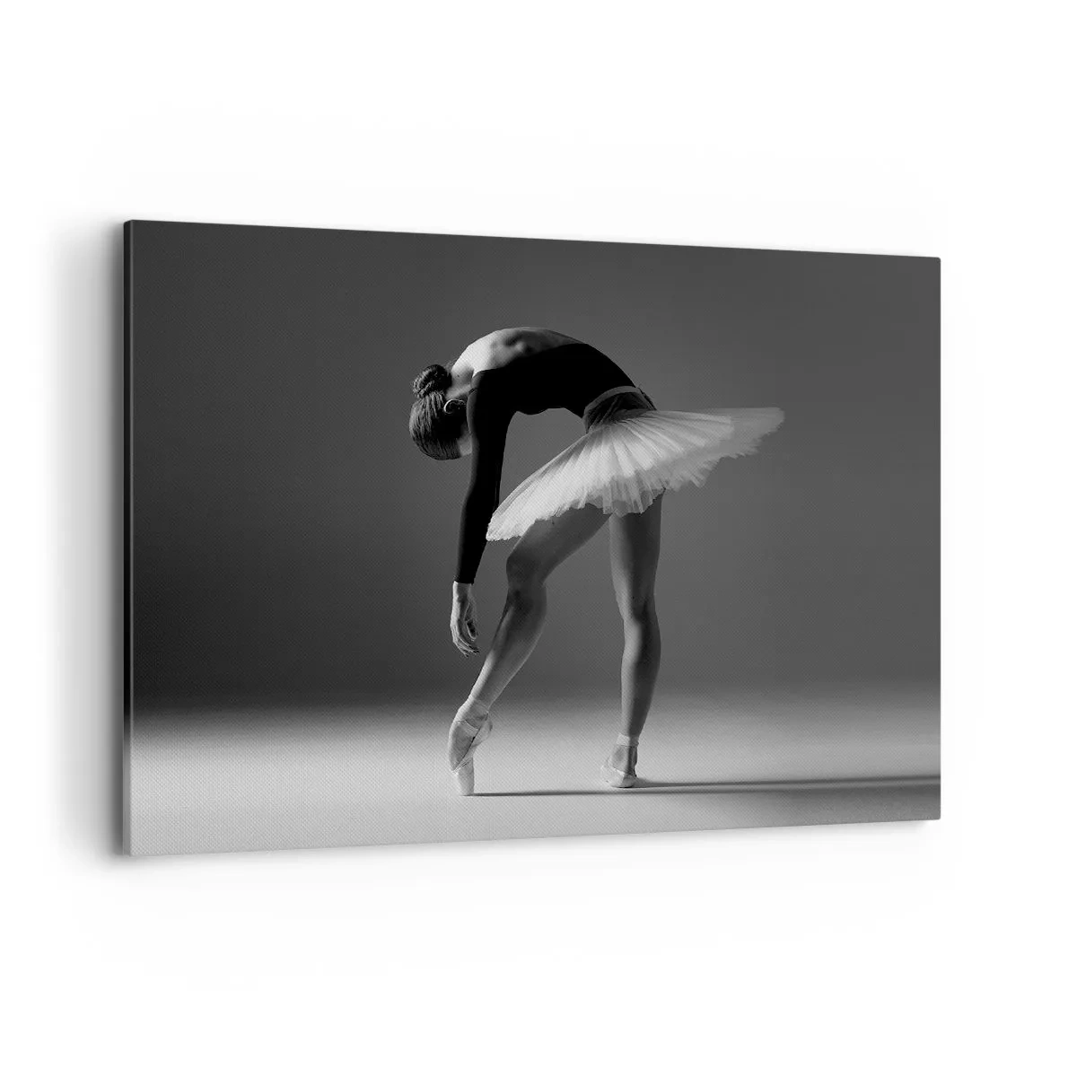 Obraz na płótnie - Baletnica w eleganckiej pozie na czarno-białym tle - 100x70cm - Bella balerina - Nowoczesna dekoracja ścienna do salonu, kuchni i sypialni ARTTOR