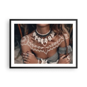 Plakat w czarnej ramie - Styl boho z biżuterią z muszli i koronkowym wzorem - 70x50cm - Talizmany, rytuały kobiecości - Nowoczesna dekoracja ścienna do salonu i sypialni ARTTOR