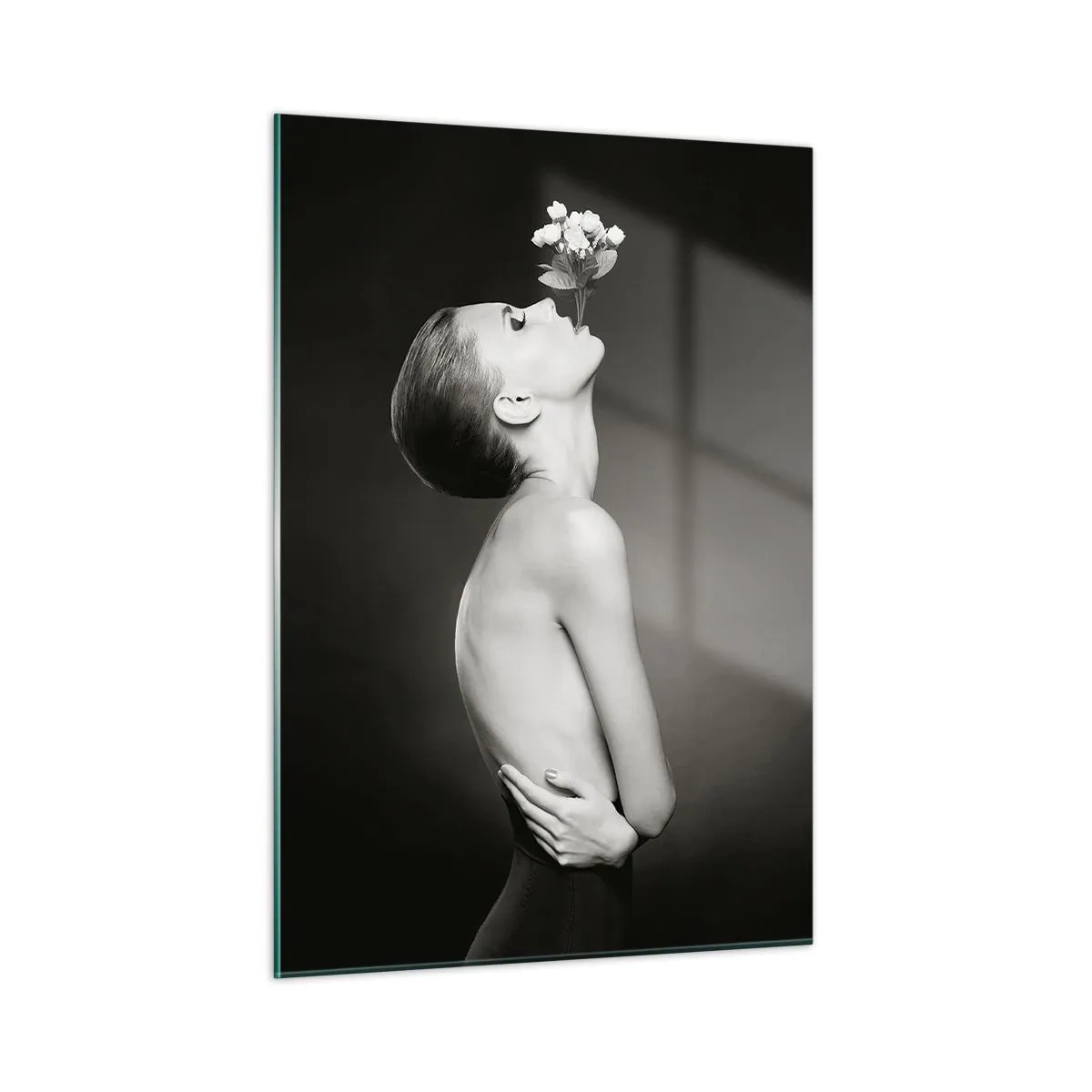 Obraz na szkle - Kobieta z kwiatem w ustach w czarno-białym portrecie - 50x70cm - Ekscentryczna elegancja - Nowoczesna dekoracja ścienna do salonu, kuchni i sypialni ARTTOR