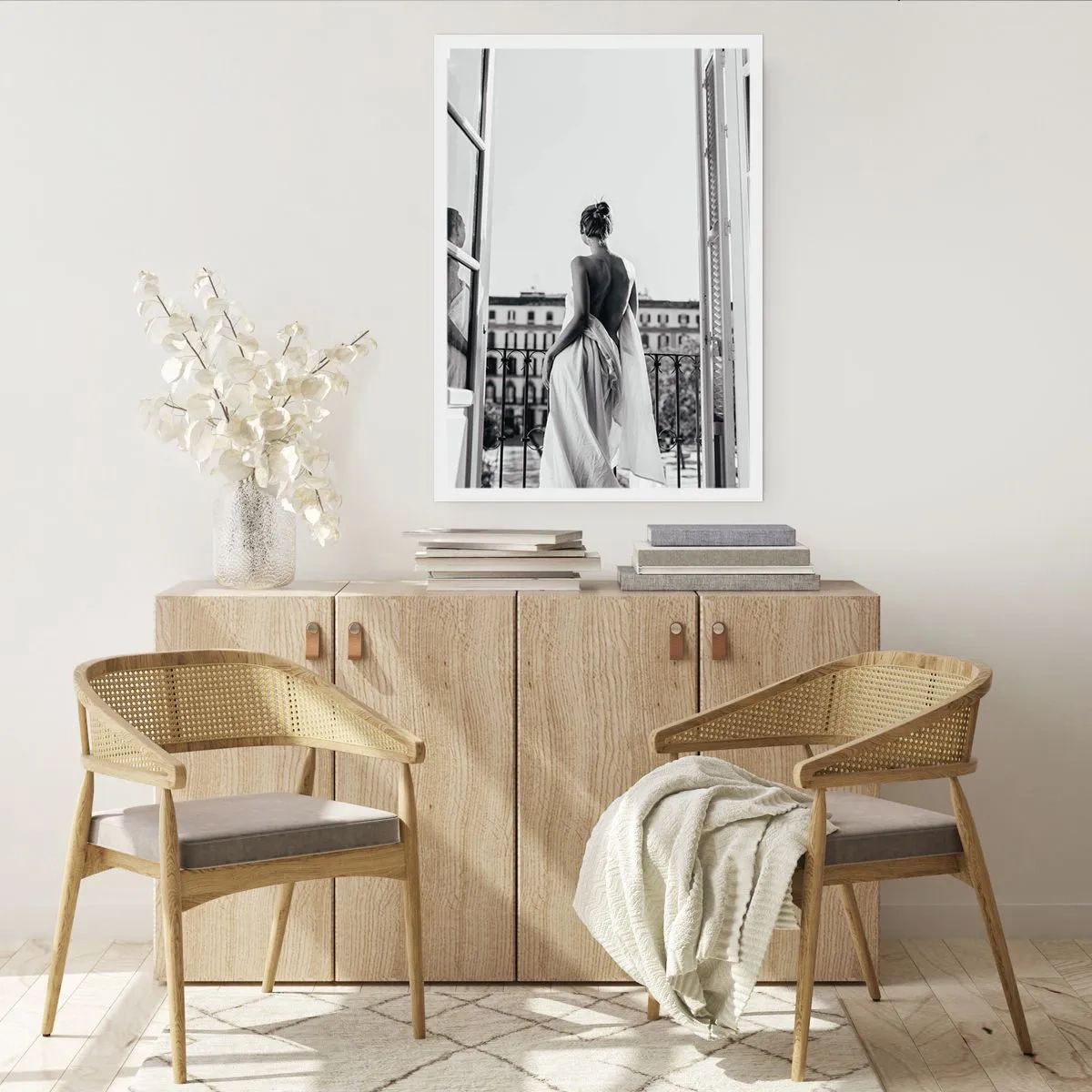 Plakat - Kobieta w białej tkaninie na balkonie z widokiem na miasto - 50x70cm - Przebudzenie zmysłów - Nowoczesna dekoracja ścienna do salonu, kuchni i sypialni ARTTOR