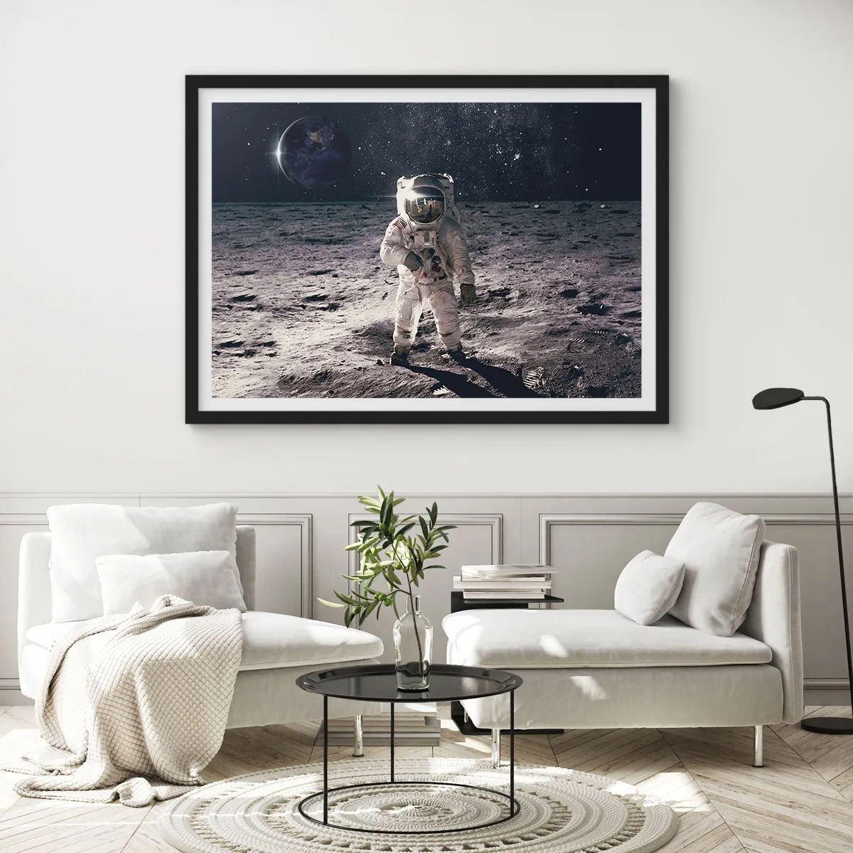 Plakat w czarnej ramie - Astronauta na powierzchni Księżyca z Ziemią w tle - 100x70cm - Pozdrowienia z Księżyca - Nowoczesna dekoracja ścienna do salonu i sypialni ARTTOR