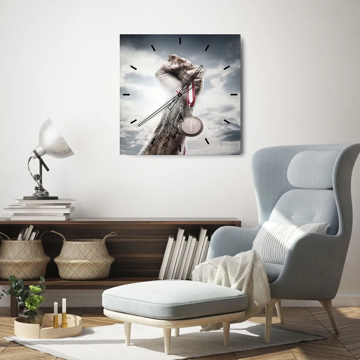 Zegar ścienny - Ręka uniesiona w górę z medalem na tle pochmurnego nieba - 30x30cm - Per aspera ad astra - Nowoczesna dekoracja ścienna do salonu i sypialni ARTTOR