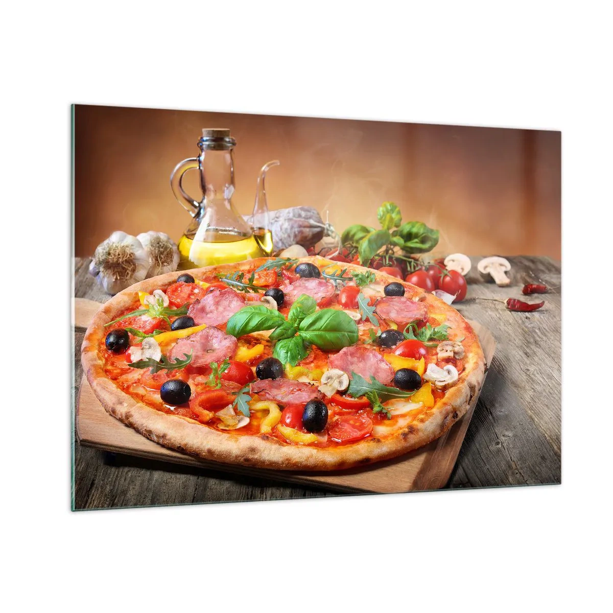 Obraz na szkle - Pizza z dodatkami na drewnianym stole z oliwą i przyprawami - 100x70cm - Z prawdziwie włoskim smakiem - Nowoczesna dekoracja ścienna do salonu, kuchni i sypialni ARTTOR