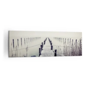 Obraz na płótnie - Drewniany pomost prowadzący w mglistą przestrzeń - 160x50cm - Zanurz się w spokoju - Nowoczesna dekoracja ścienna do salonu i sypialni ARTTOR