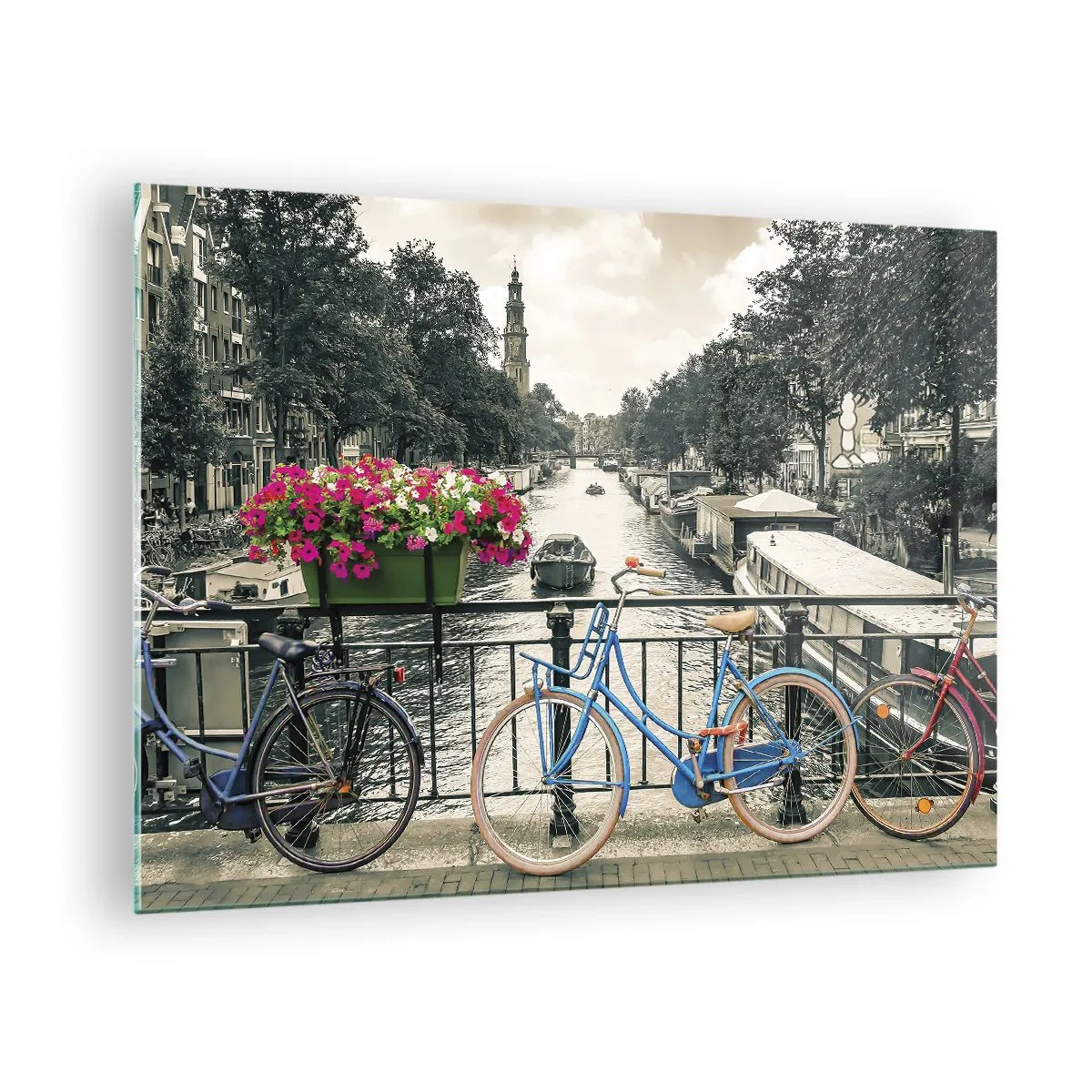Obraz na szkle - Kolorowe rowery na moście nad kanałem - 70x50cm - Kolory amsterdamskiej ulicy - Nowoczesna dekoracja ścienna do salonu i sypialni ARTTOR