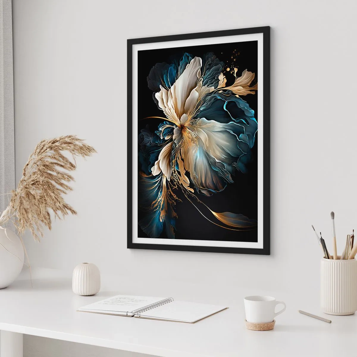 Plakat w czarnej ramie - Elegancka abstrakcyjna kompozycja kwiatowa w złocie i granacie - 50x70cm - Baśniowy kwiat paproci - Nowoczesna dekoracja ścienna do salonu i sypialni ARTTOR